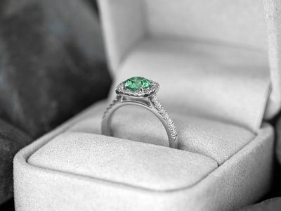 Vintage Engagement Rings: Exploring Timeless Beauty and Heirloom Elegance