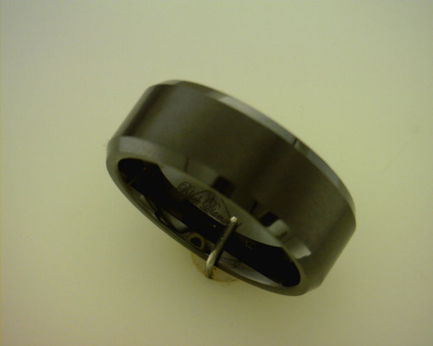 Black Ceramic Ring Size 9
Style: 8mm Beveled edge - Van Drake Jewelers